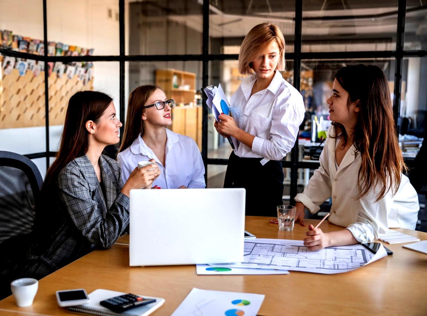 Unternehmer bei der Finanzplanung mit strukturierten Unterlagen