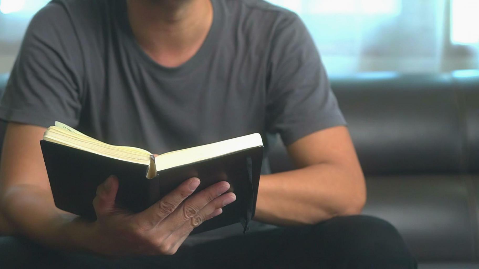 Unternehmer arbeitet konzentriert an Finanzplanung