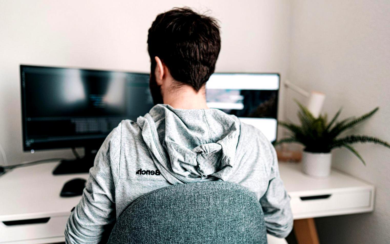 Arbeitsplatz mit Finanzunterlagen und Laptop